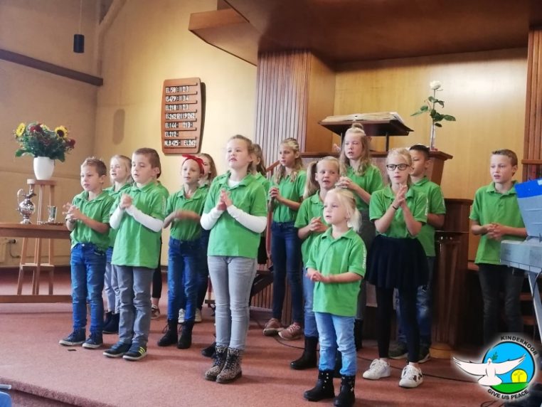 Optreden in de Gereformeerde Kerk Nieuweroord in Noordscheschut - Kinderkoor Give us Peace